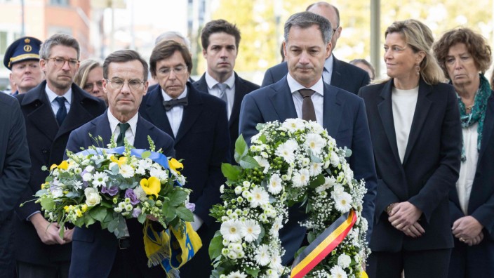 Angriff in Brüssel: Belgiens Premier Alexander De Croo (r.), hier bei einer Gedenkveranstaltung mit dem schwedischen Regierungschef Ulf Kristersson, hat im Moment Mühe, seine Koalition zusammenzuhalten.