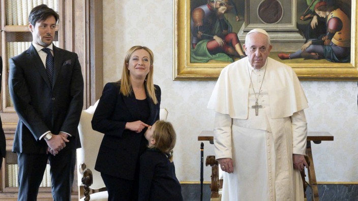 Italien: Giorgia Meloni, Andrea Giambruno und die gemeinsame Tochter im Januar beim Papst. Die Regierungschefin inszenierte ihre Familie immer als traditionell, auch wenn sie das gar nicht war.