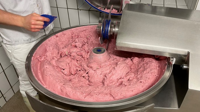 Pflanzliche Ernährung: Der Cutter in der Metzgerei Bär in Sulzbach-Rosenberg vermengt beim veganen Leberkäse alle Zutaten. Die rosa Farbe entsteht durch Süßkartoffelextrakt.
