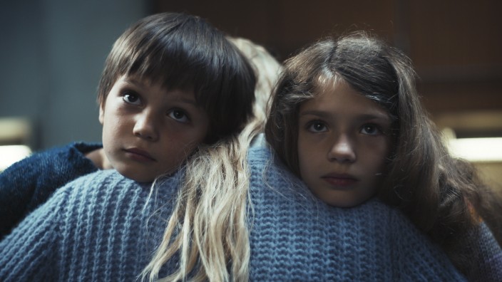 Deutscher Netflix-Erfolg "Liebes Kind": Den Kinderschauspielern in "Liebes Kind" war - zu ihrem emotionalen Schutz - nicht genau bewusst, was sie da drehen: Naila Schuberth als Hannah und Sammy Schrein als Jonathan, mit Kim Riedle als Mutter Lena.