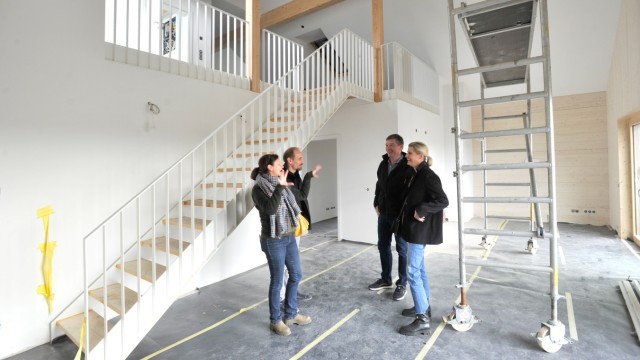 Ortsmitte: Bauleiter Boris Kauba und Grisha Heyer (re.) stellen die Maisonette-Wohnung in Haus 1 vor.