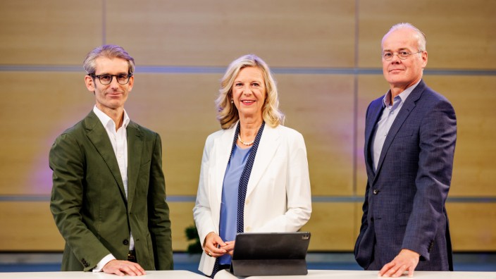 Bayerischer Rundfunk: Erstaunlicherweise nicht in Tracht erschienen (v.l.): Björn Wilhelm, BR-Programmdirektor Kultur, Intendantin Katja Wildermuth und Thomas Hinrichs, BR-Informationsdirektor.