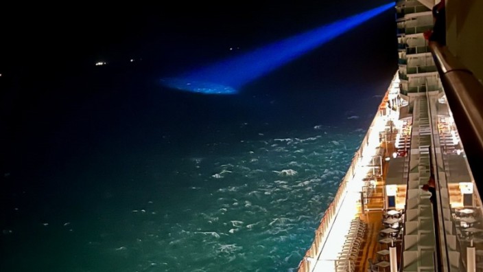 Nordsee: Ein Scheinwerfer sucht das Wasser in der Nähe der Stelle ab, an der das britische Frachtschiff "Verity" nach einer Kollision gesunken ist.