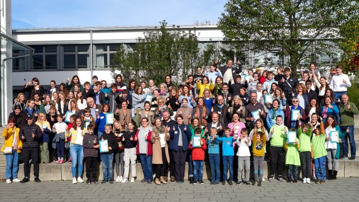 Klimaschulen im Landkreis Ebersberg: Gruppenbild mit Vertretern der 28 Klimaschulen, der Gemeinden und Städte