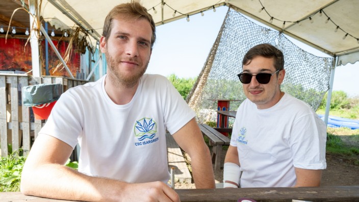 Legalisierung von Cannabis: Philip Jendros (links) und Luca Bartosch haben den Cannabis Social Club "Isar Green" gegründet, 160 Mitglieder sind bereits dabei.