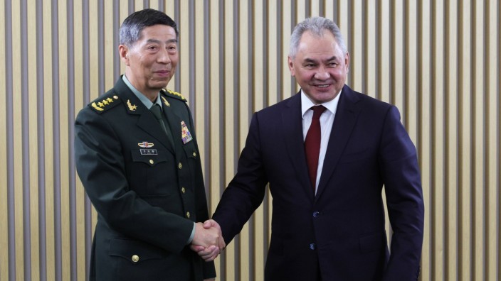 China: Ist noch nicht lang her, da schüttelte er seinem russischen Amtskollegen Sergej Schojgu in Moskau die Hand - nun ist er wohl Privatmann: der ehemalige Verteidigungsminister Li Shangfu.