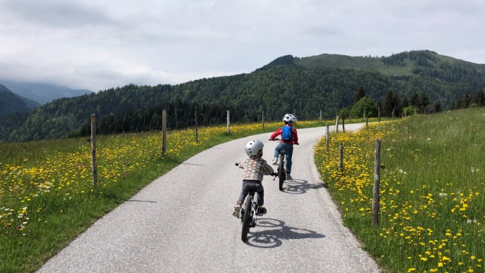 Familie und Freizeit: Höher, schneller, weiter - der Vier- und der Sechsjährige mit den neuen E-Bikes auf einer der ersten Touren.