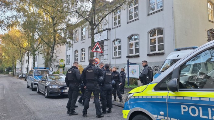 Sicherheit: Polizisten am Montag vor einer Schule in Solingen, an der ebenfalls eine Bombendrohung eingegangen ist.