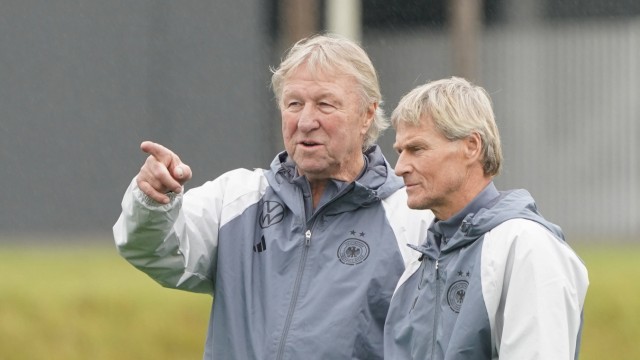 Bundestrainerin Voss-Tecklenburg: Unter dem Interims-Bundestrainer Horst Hrubesch (links) und Assistenztrainer Thomas Nörenberg ist die Laune offenbar gestiegen beim Nationalteam.