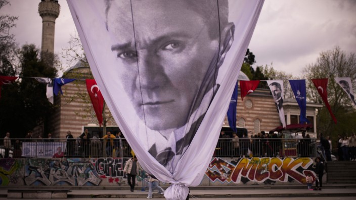 Wie demokratisch ist die Türkei?: Ein Banner mit dem Bild von Mustafa Kemal Atatürk, dem Gründer der Türkei. "Die Türkei ist eine Republik, aber nicht demokratisch", schreibt Ahmet Altan.