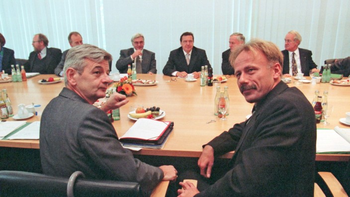 25 Jahre Rot-Grün: Jürgen Trittin im Oktober 1998 - hier bei den rot-grünen Koalitionsverhandlungen (links neben ihm Parteikollege Joschka Fischer, im Hintergrund Gerhard Schröder).