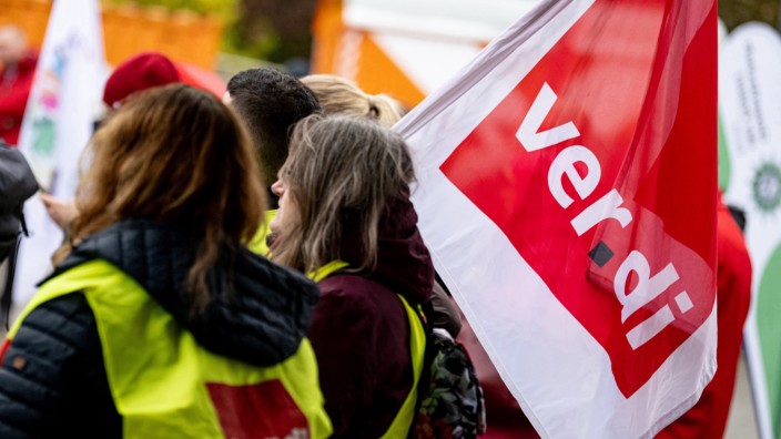 Verdi-Mitglieder demonstrieren in Berlin vor dem Beginn der Tarifverhandlungen für den öffentlichen Dienst