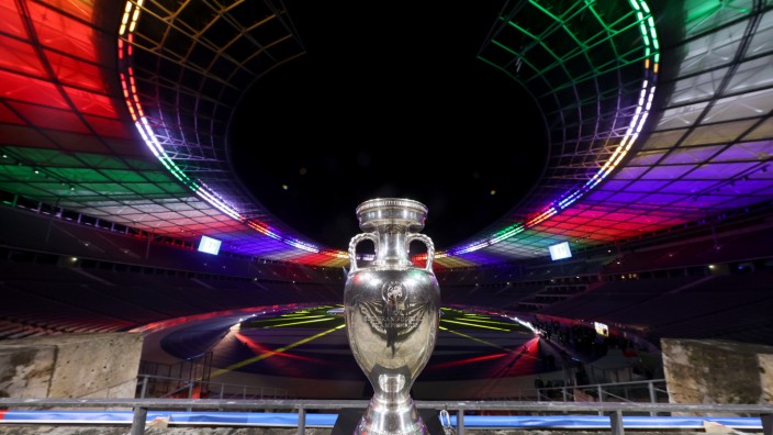 Fußball-EM 2024 in Deutschland: Der EM-Pokal im Berliner Olympiastadion