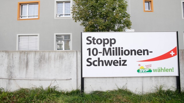 Die Schweiz nach den Wahlen: Wahlplakat der Rechtspopulisten: Sie versuchen Angst damit zu schüren, die Zahl der Einwohner der Schweiz könne auf zehn Millionen wachsen.