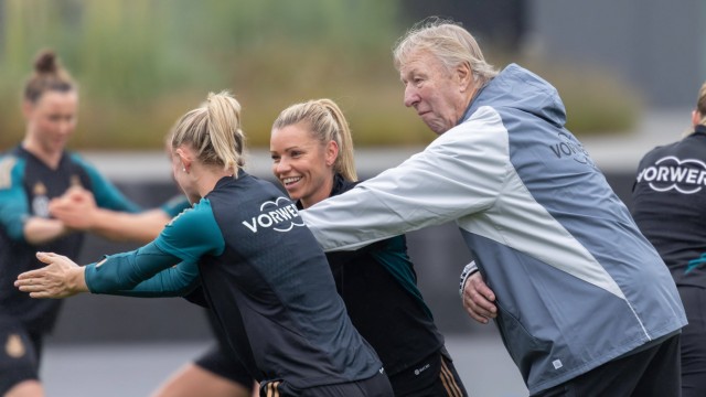 Deutsches Nationalteam: "Ich glaube, wir haben da mit Horst den besten Trainer, um uns auf die Sache einzuheizen", sagt Linda Dallmann (Mitte) über Horst Hrubesch.