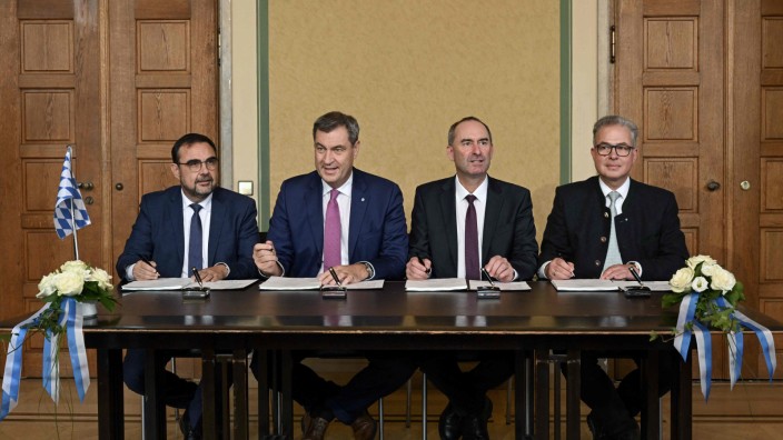 Bayerns neue Regierung: Die Spitzen von CSU und Freien Wählern unterschrieben am Donnerstag ihren Koalitionsvertrag für die kommenden fünf Jahre.
