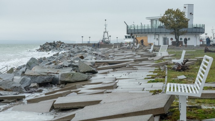 Küstenschutz: In Sassnitz in Mecklenburg-Vorpommern hat der Sturm Gehwegplatten an der Strandpromenade weggedrückt.