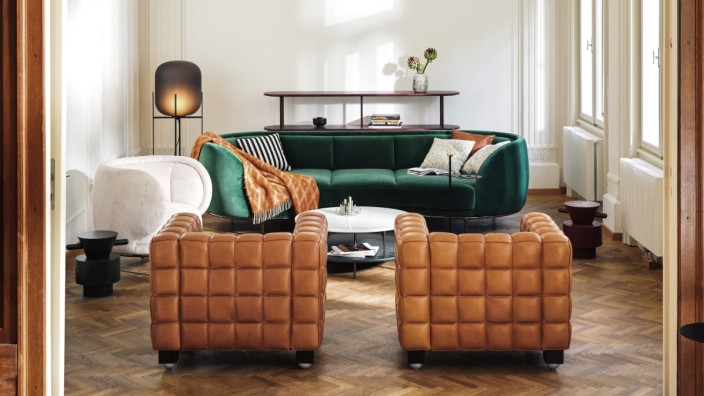 Möbeldesign: Ein Jahrhundert Salonkultur: Sessel "Kubus" aus dem Jahr 1910 von Josef Hoffmann, gegenüber Sofa "Vuelta" von Jamie Hayon (2017).