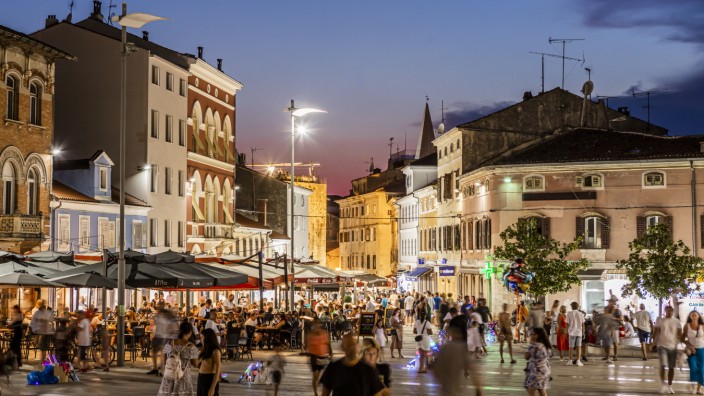 Overtourism in Kroatien: Ein Abend im Zentrum der Küstenstadt Poreč: Die Reisenden bringen Geld und Arbeit nach Istrien - doch bei genauerem Hinsehen auch viele Probleme.