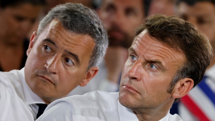 Frankreich: Wenn er mit seinen Provokationen den Präsidenten überstrahlt, ist ihm das ganz recht: Der französische Innenminister Darmanin (links) bei einer Pressekonferenz mit Präsident Macron.