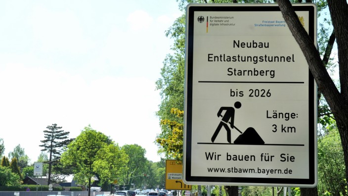 Verkehr im Landkreis Starnberg: Hinweisschild aus einer vergangenen Zeit: Der Zeitplan zum Bau des B2-Tunnels hat sich erheblich verschoben, mit einer Fertigstellung wird unter idealen Voraussetzungen nicht vor 2033 gerechnet.
