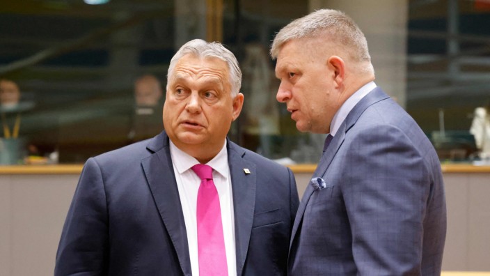 Gipfel in Brüssel: Sie werden argwöhnisch betrachtet: die Ministerpräsidenten Ungarns und der Slowakei, Viktor Orbán (li.) und Robert Fico, in Brüssel.