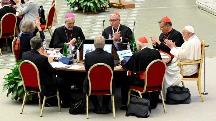 Weltsynode der katholischen Kirche: Bunt gemischt, nicht nach Hierarchie aufgereiht saßen die Teilnehmerinnen und Teilnehmer der Weltsynode im Saal. Am Tisch des Papstes fanden die Koordinatoren Platz.