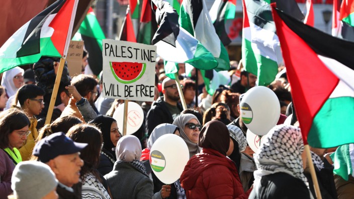 Krieg in Nahost: Unter dem Motto: "Frieden für Gaza - Stoppt den Krieg" gingen in München am Samstag 7000 Menschen auf die Straße, europaweit waren es viele Zehntausend.