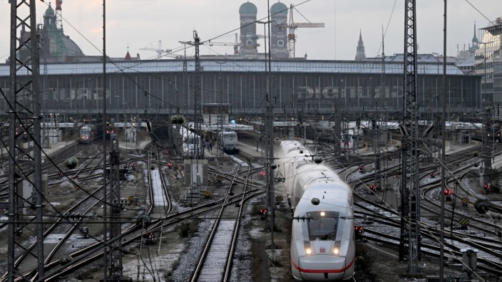 Illegale Einreise in Zügen: Am Hauptbahnhof verwies die Polizei fünf Menschen, die sich unerlaubt in Deutschland aufgehalten hätten, an eine Erstaufnahmeeinrichtung.