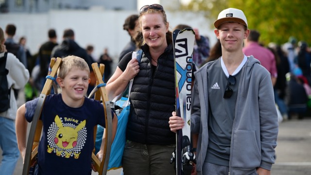 Alpinflohmarkt des Alpenvereins: Daniela Kowitz mit Söhnen Theo (links) und Hannes (rechts) waren erfolgreich - neue Skischuhe, neue Skier und einen sportlichen Rodel haben sie entdeckt.