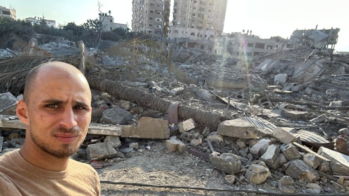Deutsche in Gaza: An vielen Orten nehme man Leichengeruch wahr, schreibt der Berliner Abed Hassan aus Gaza. Er war auf Verwandtenbesuch, als der Krieg begann. Jetzt kommt er nicht mehr hinaus.