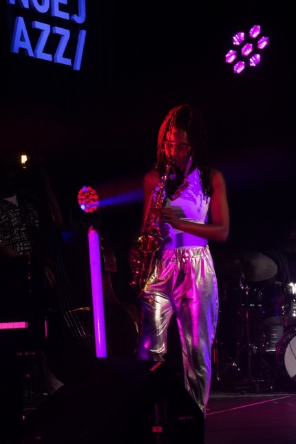 Gelungenes Jubiläum: Pures Empowerment am Saxofon: Lekacia Benjamin ist aktuell vielleicht der meistgesuchte und -gebuchte Name der Jazz-Szene