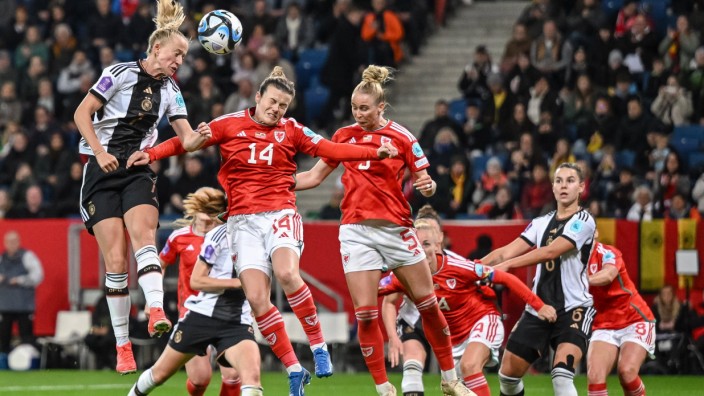 DFB-Frauen in der Nations League: 35 Treffer in 53 Länderspielen: Lea Schüller (links) zählt beim Nationalteam zu den Torgarantinnen - gegen Wales traf sie zwei Mal.
