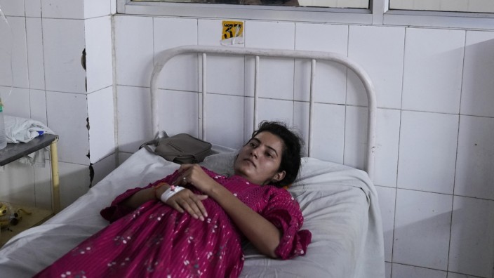 Katastrophen: Eine 25-jährige Patientin liegt nach einem Hitzschlag in einem Krankenhaus in Indien.