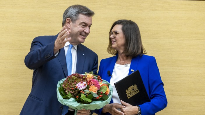Wiederwahl als Regierungschef: Der alte ist der neue Ministerpräsident: Markus Söder nach seiner Vereidigung durch Landtagspräsidentin Ilse Aigner am Dienstag im Landtag.