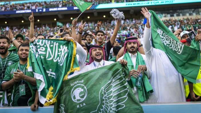 Fußball-WM 2034: Saudische Fans feiern ihr Team bei der WM in Katar.
