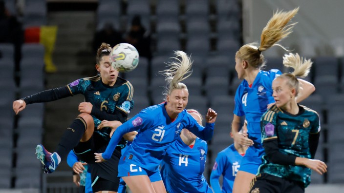 DFB-Frauen in der Nations League: Viel Kampf, wenig Spielkultur: Das DFB-Team setzt sich auf Island am Ende trotzdem mit 2:0 durch.