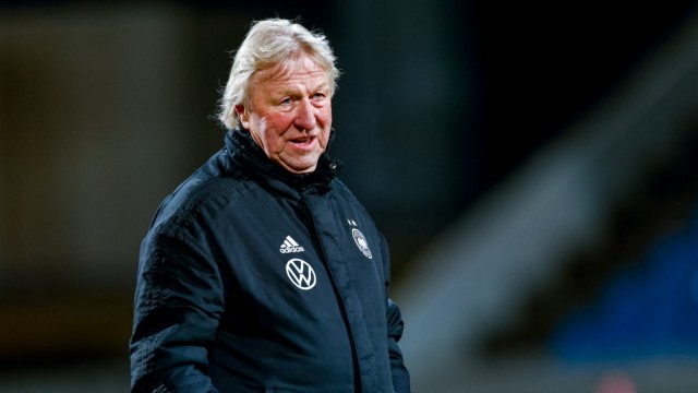 Deutsches Nationalteam: Wirklich zufrieden war er nicht: Horst Hrubesch hätte gerne mehr gejubelt gegen Island.