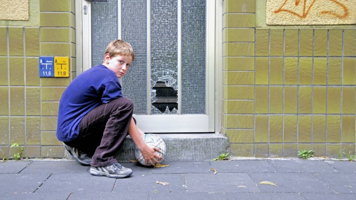 Schäden durch den Nachwuchs: Wenn beim Kicken die Haustür zu Bruch geht, kann das teuer werden.