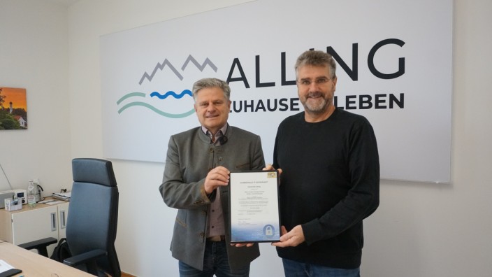 Auszeichnung: Bürgermeister Stefan Joachimsthaler (links) und Informationssicherheitsbeauftragter Rainer Kempka präsentieren die Urkunde, die Alling IT-Sicherheit bescheinigt.