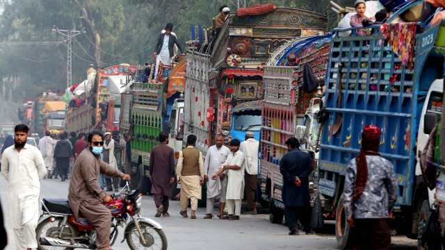 Pakistan: Exodus per Bus und Lkw : Wie hier in Peschawar stauen sich die Kolonnen derer, die nach Afghanistan zurückmüssen.