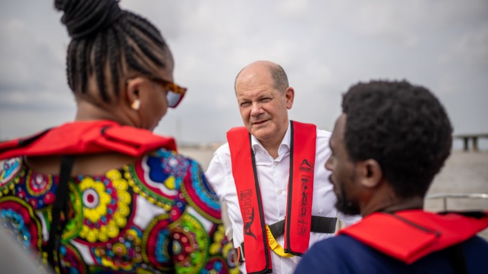 Bund-Länder-Gipfel: Bundeskanzler Olaf Scholz machte auf seiner Afrikareise auch Halt in Nigeria. In seiner Partei kursieren derweil neue Vorschläge, um die Zahl der Flüchtlinge zu begrenzen.
