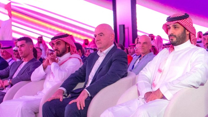 Fußball-WM 2034 für Saudi-Arabien: Unter Freunden: Der saudische Kronprinz Mohammed bin Salman (rechts) neben Fifa-Boss Gianni Infantino im Oktober in Riad - da ging es nur um E-Sport, die Fußball-WM wird folgen.