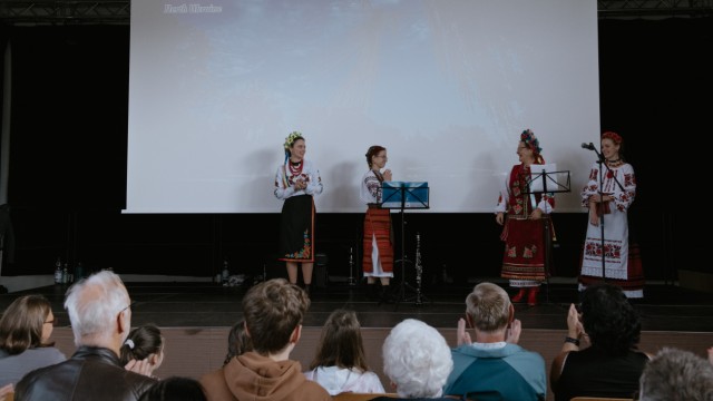 Türkenfeld: Mit Gesang und Tanz aus ihrer Heimat begeistern die Ukrainer das Publikum.