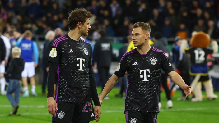 FC Bayern in der Einzelkritik: Raus in Runde zwei: Thomas Müller (links) und Joshua Kimmich debattieren, woran es gelegen haben könnte.