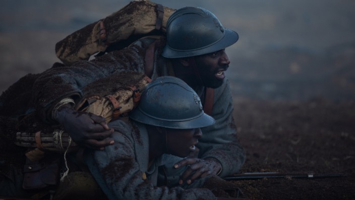 "Mein Sohn, der Soldat" im Kino: Gemeinsam in einem fremden Krieg: Omar Sy (oben) und Alassane Diong in "Mein Sohn, der Soldat".