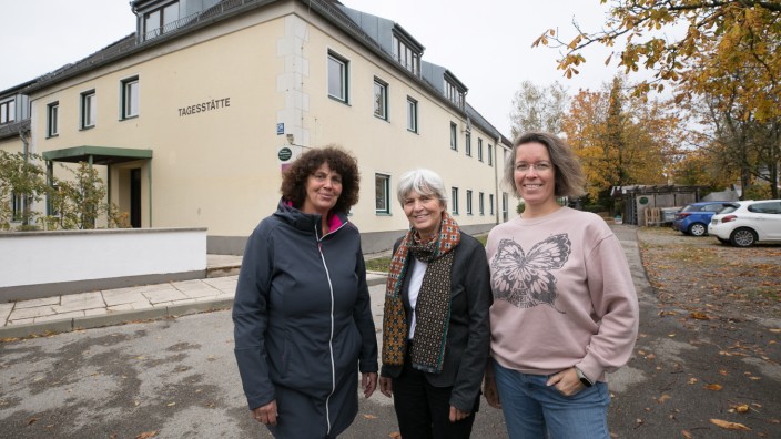 Heilpädagogische Tagesstätte in Allach: Sind in Sorge: Cornelia Drexler, Eva Kraft-Smuda und Selecta Heinrich (von links) vor der Tagesstätte.