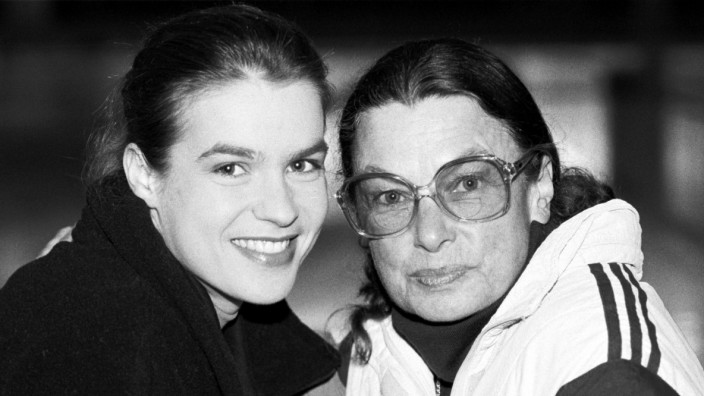 DDR-Sport: Katarina Witt (li.) mit ihrer Trainerin Jutta Müller im Jahr 1992.