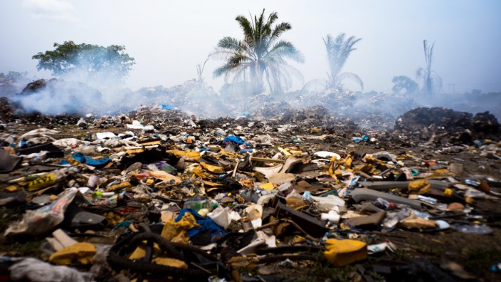 Interview mit Abfall-Historiker: "Die Lücke zwischen effizientem Produzieren und effizientem Einsammeln und Wiederverwerten ist gigantisch." Mülldeponie in Ghana mit europäischem Elektroschrott 2019.