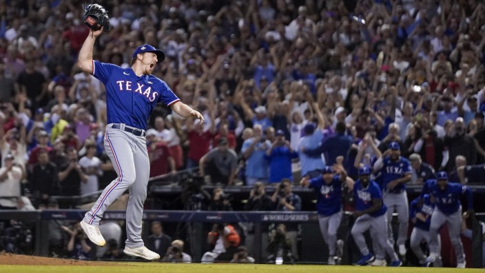 Baseball-World-Series: Nach dem entscheidenden Wurf von Josh Sborz gibt es für die Texas Rangers kein Halten mehr.